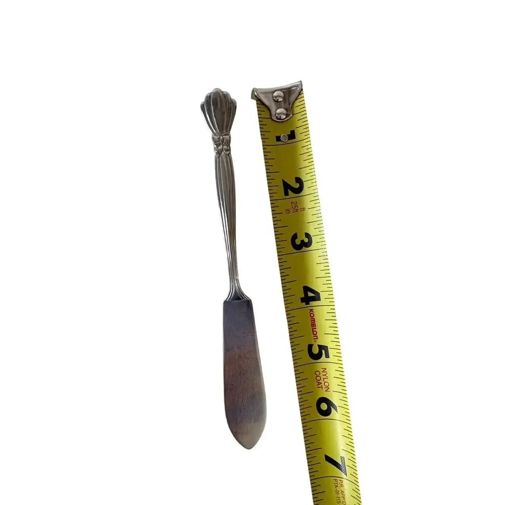 Oneida Alexis Deluxe Stainless Butter Knife Shell Bow Pattern 6.25” vintage